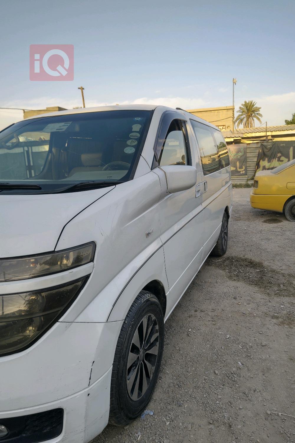 نیسان ئێلگراند